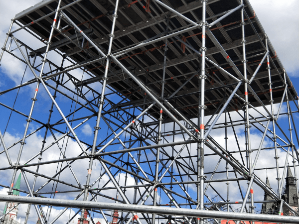 Which scaffolding holds more weight